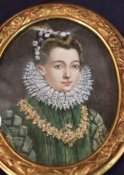Dama del S. XVII, tocado florido. Alto 7,5 cm. Marco de plata dorada.
