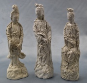 Tres figuras en blanc de chine. Alto promedio: 26 cm. Bases de madera. Una con pequeño deterioro en cetro. Restauros