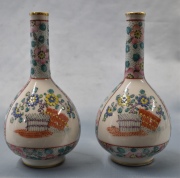 Dos vasos de porcelana japonesa, 1 cachado. Alto: 18 cm.