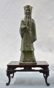 Figura de bronce, patina verde, base de madera. Alto: 25 cm. Alto total: 33 cm.