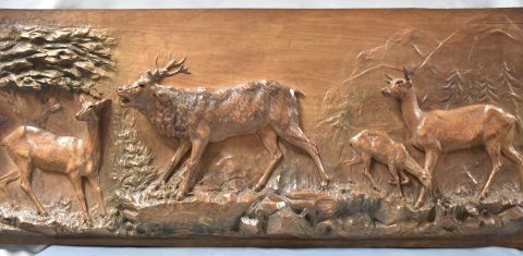 Ciervos: Relieve de madera tallada. Peq. averíasen astas. Mide: 50 x 115 cm.