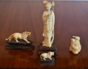 Cuatro pequeños marfiles, 2 leones, dama, pequeño personaje. 4 Piezas. Altura máxima: 12,5 cm.