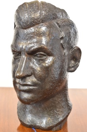 Busto de joven, escultura de bronce patinado negro, firmada Guerrero. Marca de fundición H. Campajola. Alto: 33 cm.