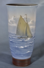 Vaso con veleros de porcelana B&G dinamarqués. Alto: 18.5 cm.
