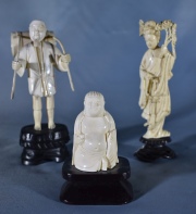 Tres figuras chinas de marfil, Una con restauro. Alto total: 15,5, 15 y 9 cm.