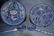 Cinco platos y 2 cucharas, cerámica Española Muel. (1 Restaurado)7 Piezas
