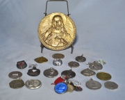 LOTE DE 21 PIEZAS VARIAS, medallas, monedas, etc. Dos apunzonadas. Gran medalla del Sagrado Corazón de 10 cm. de diámetr