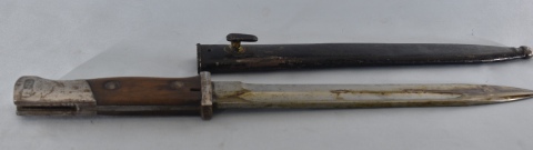 Bayoneta con hoja de acero y vaina con despintes. Largo: 41 cm.