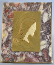 LOUIS SOSSON. Perfil de Cristo, relieve de bronce con base mármol. Rostro aplicado de marfil. Mide: 27 x 22 cm.
