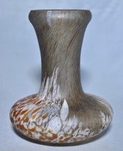 Hongo Querandi, de vidrio moteado blanco y borravino. Alto: 18 cm.