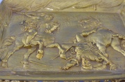 Tarjetero de bronce 'Combat de Jean De Medicis', bronce dorado. Frente 54 cm.