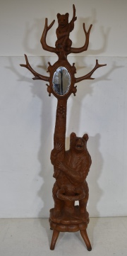 Perchero-Paraguero. Madera tallada con figuras de osos. Alto: 194 cm.