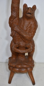 Perchero-Paraguero. Madera tallada con figuras de osos. Alto: 194 cm.