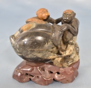 MONOS CON GRAN FRUTO, figura china de piedra tallada. Frente: 11 cm. Alto: 12 cm.