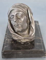 Cabeza de Arabe con Turbante, escultura de metal, rajadura. Alto 11 cm. Base de mármol negro.