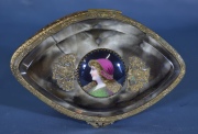 Alhajero de bronce, tapa de cristal con miniatura. Frente: 15 cm.