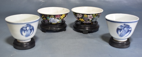 Cuatro bowls orientales (2 y 2) con bases. Diámetro: 7,5 y 9,5 cm.