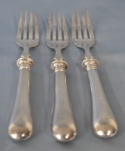 Tres tenedores Christofle, de pescado, de metal platedo.