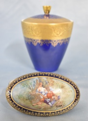Caja oval y bombonera porcelana azul cobalfo y oro. 2 Piezas. Restauro. Alto: 15 cm. Frente caja: 12 cm.