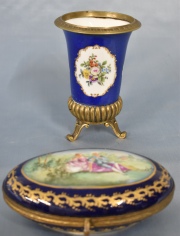 Caja y Vaso de Sevres, azul cobalto y oro. 2 Piezas. Alto: 14 cm. Frente caja: 15 cm.