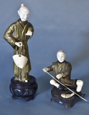 Dos figuras chinas de bronce y aplicaciones de marfil. Restauro. Alto: 10 y 18 cm.