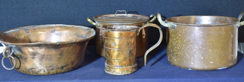 Conjunto 3 piezas de cobre, aceitera, parte de samovar y balde con asa movible. Alto: 23, 27 y 16 cm. respectivamente.