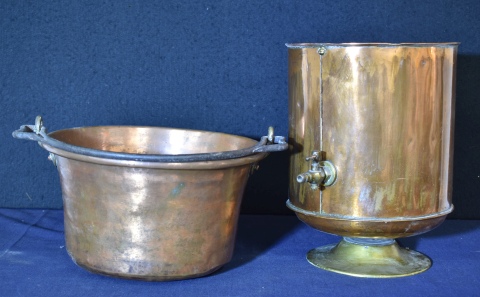 Conjunto 3 piezas de cobre, aceitera, parte de samovar y balde con asa movible. Alto: 23, 27 y 16 cm. respectivamente.