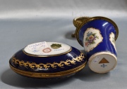 Caja y Vaso de Sevres, azul cobalto y oro. 2 Piezas. Alto: 14 cm. Frente caja: 15 cm.