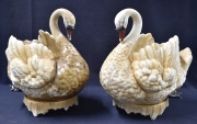 Dos cisnes de cerámica europea, restauracions.