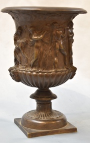 Dos copones de bronce con personajes clásicos en relieve. Alto: 20,5 cm.