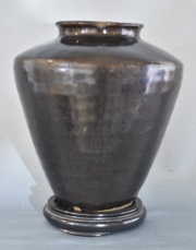 Vaso cerámica negra, china. Cascadura en la boca. Alto: 22 cm. China, siglo XVIII-XIX.
