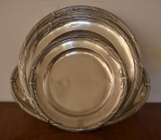 Cuatro fuentes de plata: 3 circulares y 1 oval, del platero G. Keller de Paris. Peso: 2,890 kg.