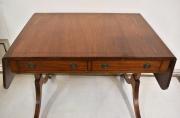 Sofa Table estilo Sheraton con 2 cajones, averías en el ala. Alto: 72 cm. Frente extendido: 145 cm. Prof.: 63 cm.