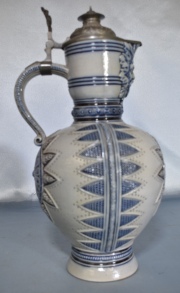 Gran Jarra de cerámica con tapa de peltre. Alto 39 cm.