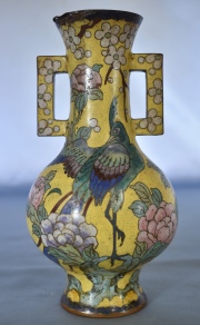 Vaso oriental, bronce con esmaltes polícromos. Deterioros. Alto: 21 cm.