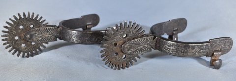 PAR DE ESPUELAS, de hierro cincelado con motivo de roleos. Largo: 16 cm.