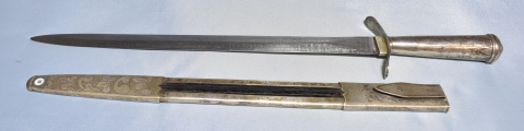 FACON, de plata lisa y cincelada con motivos vegetales estilizados en la vaina. Largo: 48 cm.