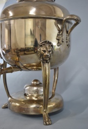 Gran Samovar de metal plateado con cabezas de león. Restauros. Alto: 46 cm.