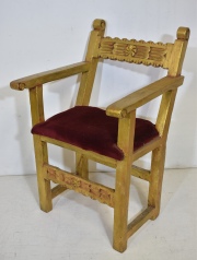 Sillon de madera dura Norteño, dorado, asiento tapizado bordó.