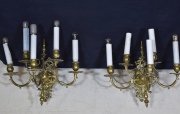 Par de Apliques holandeses de bronce, 5 luces, velas de opalina con roturas. Circa 1900.