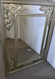 Espejo de pared rectangular de estilo colonial. Mide: 120 x 90 cm.