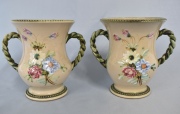 Dos vasos con asas trenzadas, decoración de floral.