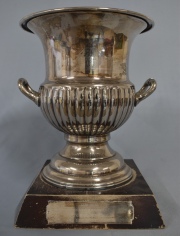 Copa C. Pellegrini y Gran Premio Jockey Club, Enfriador y 4 bandejas en metal plateado, Copa de plata.