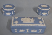 Tres cajitas Wedwood, de porcelana inglesa azul y blanca.