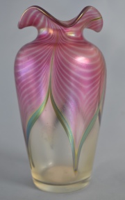Vaso en vidrio artístico rosa, firmado Alto: 18.50 cm.