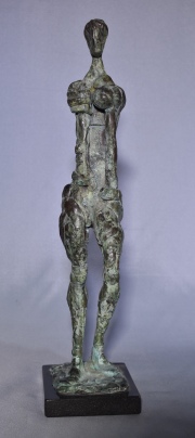 Figura femenina de pie, escultura de bronce patinada. Inicialada en la base J.M. Base de mármol. Alto: 41 cm.