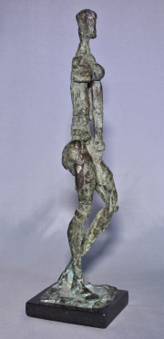 Figura femenina de pie, escultura de bronce patinada. Inicialada en la base J.M. Base de mármol. Alto: 41 cm.