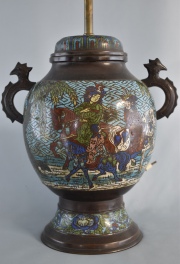 Vaso chino de bronce cloisonné con pantalla. Alto: 37 cm.