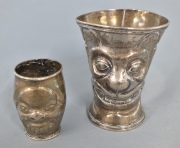 Dos Piezas jarro y vaso, plata chinos. Peso total: 242 gr.
