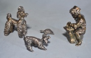 Cuatro Piezas laminadas en plata, 2 perros, tortuga y herrero.